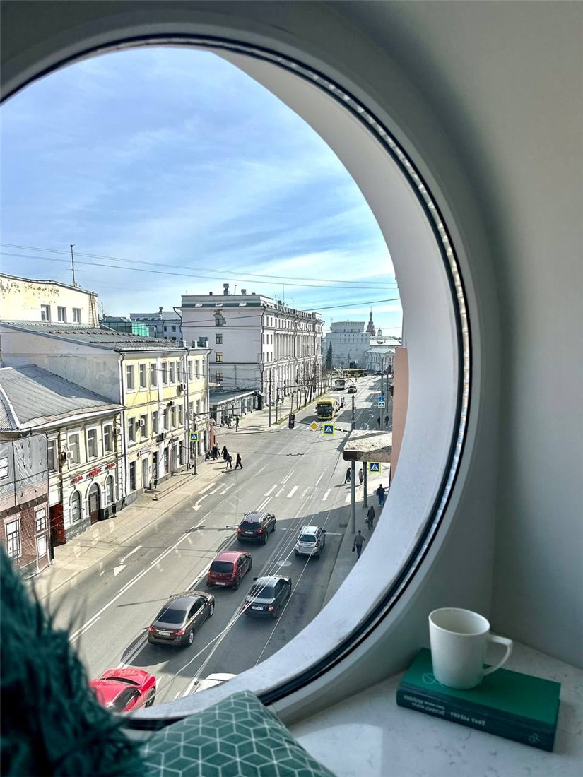 Вид из круглого окна Volkov View на улицу Свободы и центр Ярославля